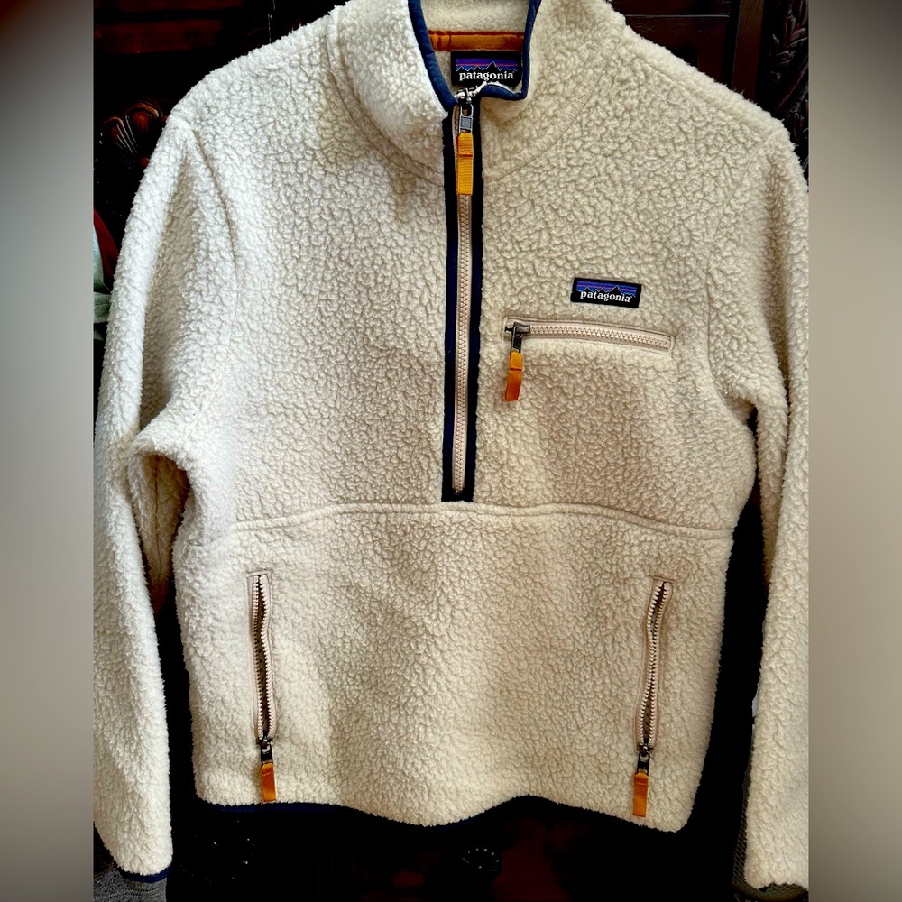 Women’s Patagonia half zip pull over.